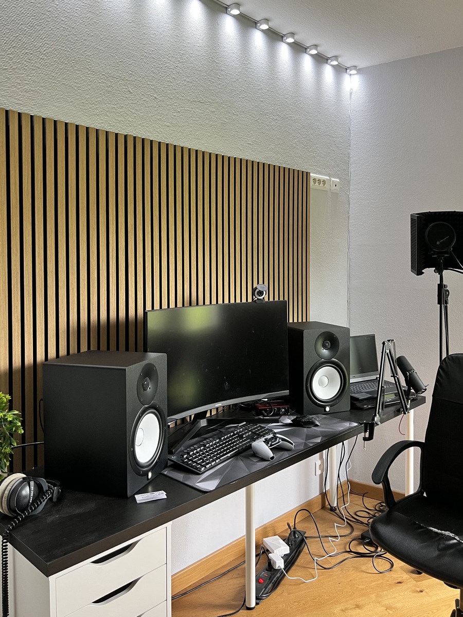 Electronic Studio Setup by leamz featuring Yamaha HS8, Beyerdynamic DT 770 PRO-250 Closed Studio Headphones, and Shure SM7B and 3 more pieces of gear