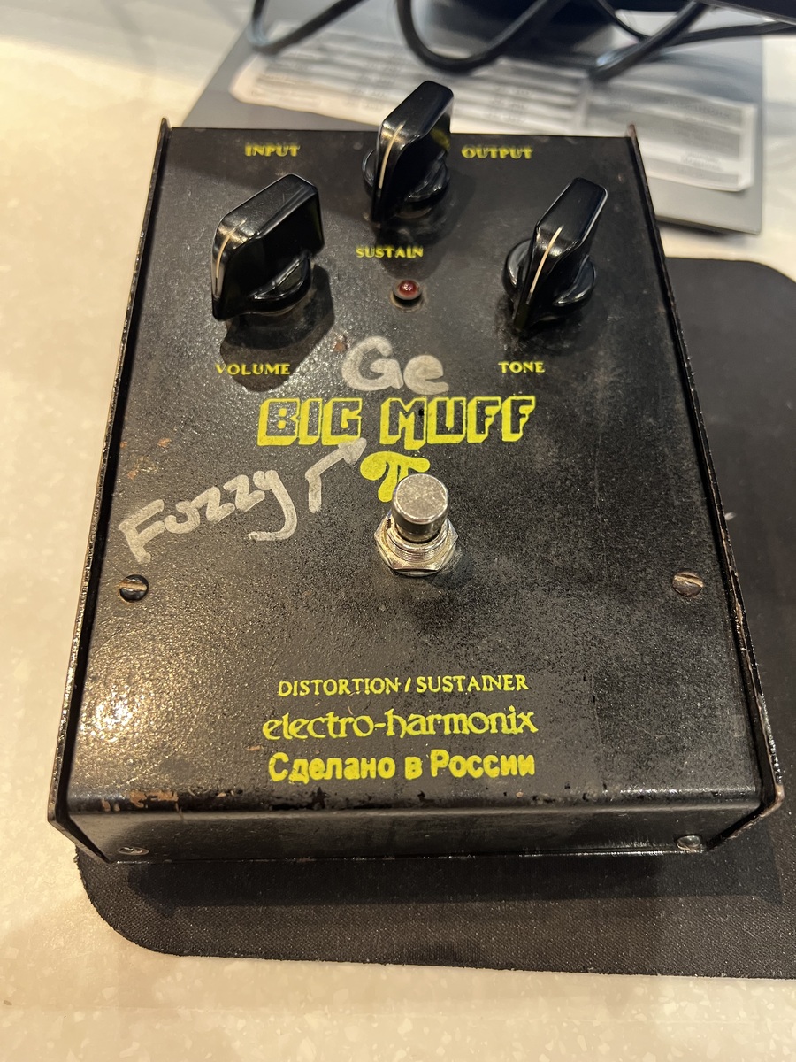 Pedalboard by sprucebringsteen featuring Electro-Harmonix "Black Russian" Big Muff Pi V8
