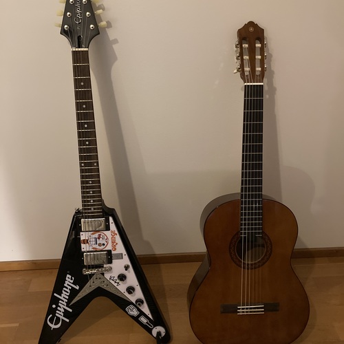 Photo of Yamaha C40 and more gear in a guitar