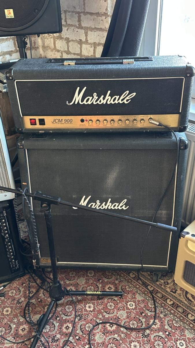 Punk Studio Setup by johhurt featuring Marshall JCM 900 Model 2100 100-Watt Hi Gain Master Volume MkIII Head and Marshall JCM 900 Lead Series Model 1960A 4x12" Angled Guitar Speaker Cabinet