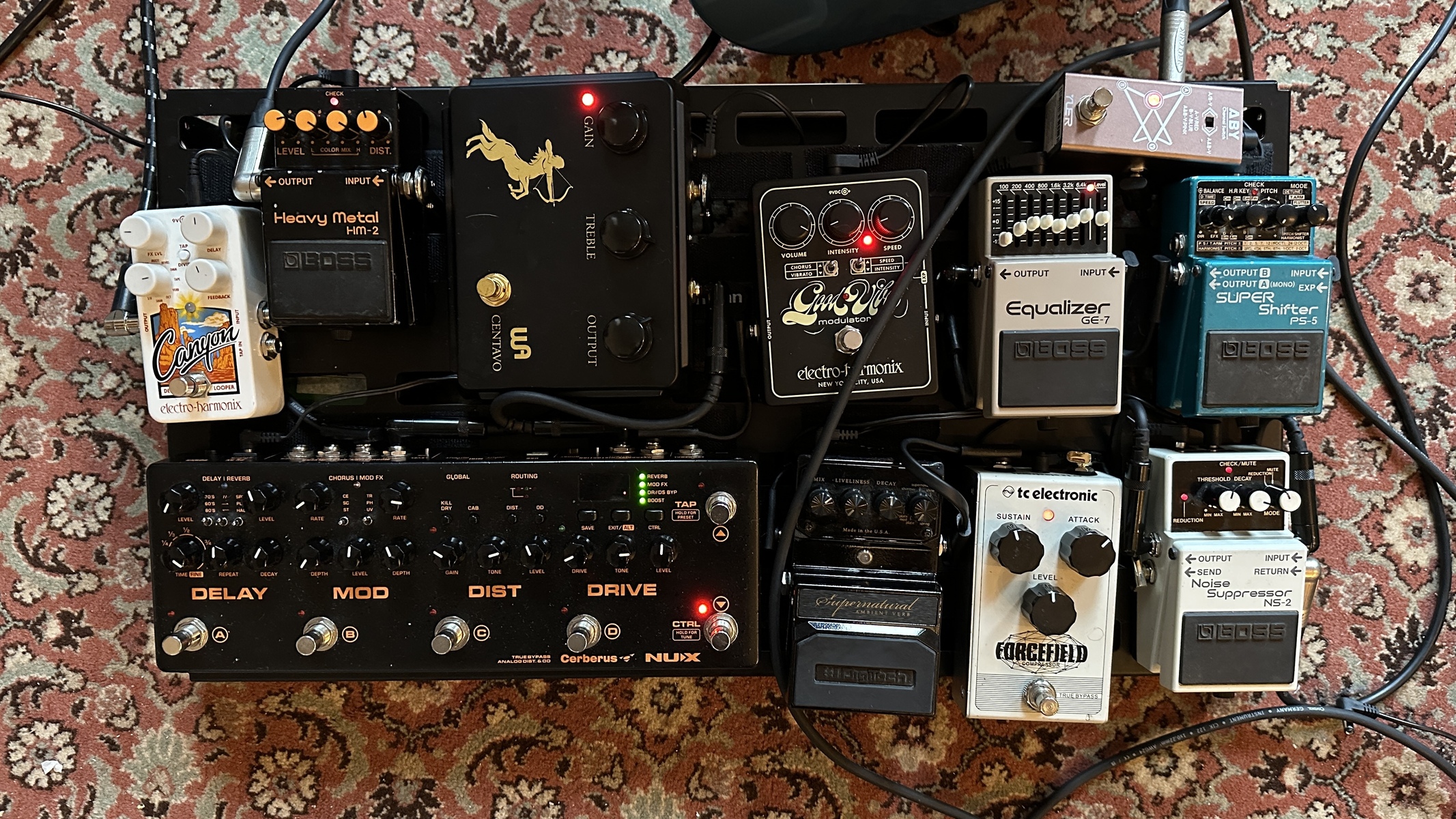 Metal Pedalboard by johhurt featuring Yuer ABY - Switcher Splitter, Boss PS-5 Super Shifter, and Boss GE-7 Graphic Equalizer and 8 more pieces of gear