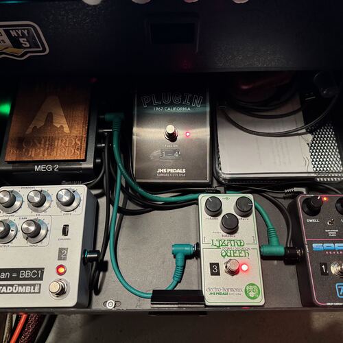 Photo of JHS NOTADÜMBLË and more gear in a pedal, guitar, and live