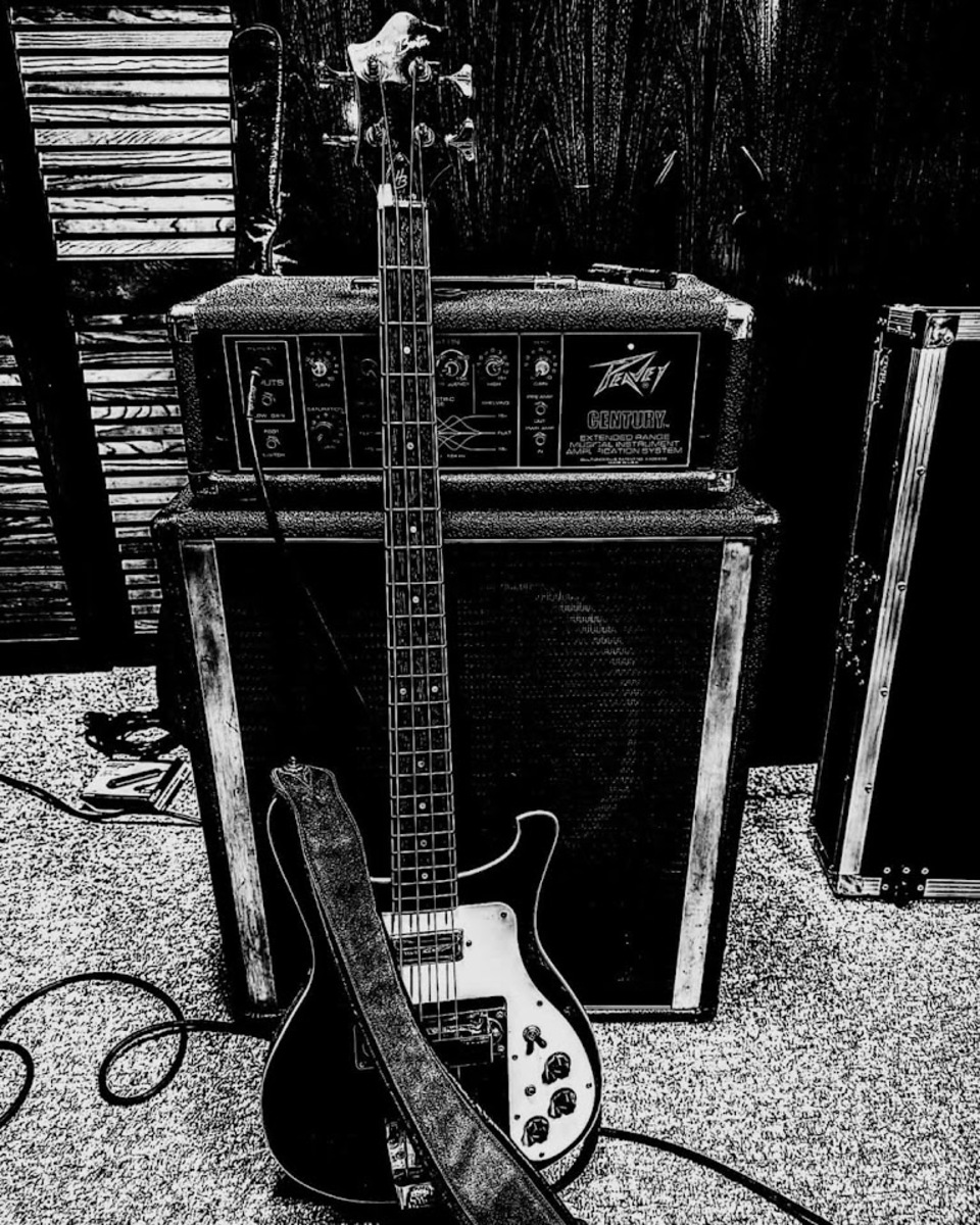 Peavey Amp Rig by nshane featuring Harley Benton RB-414, Peavey Century 200H, and Peavey 115 BW 1x15 Bass Speaker Cabinet