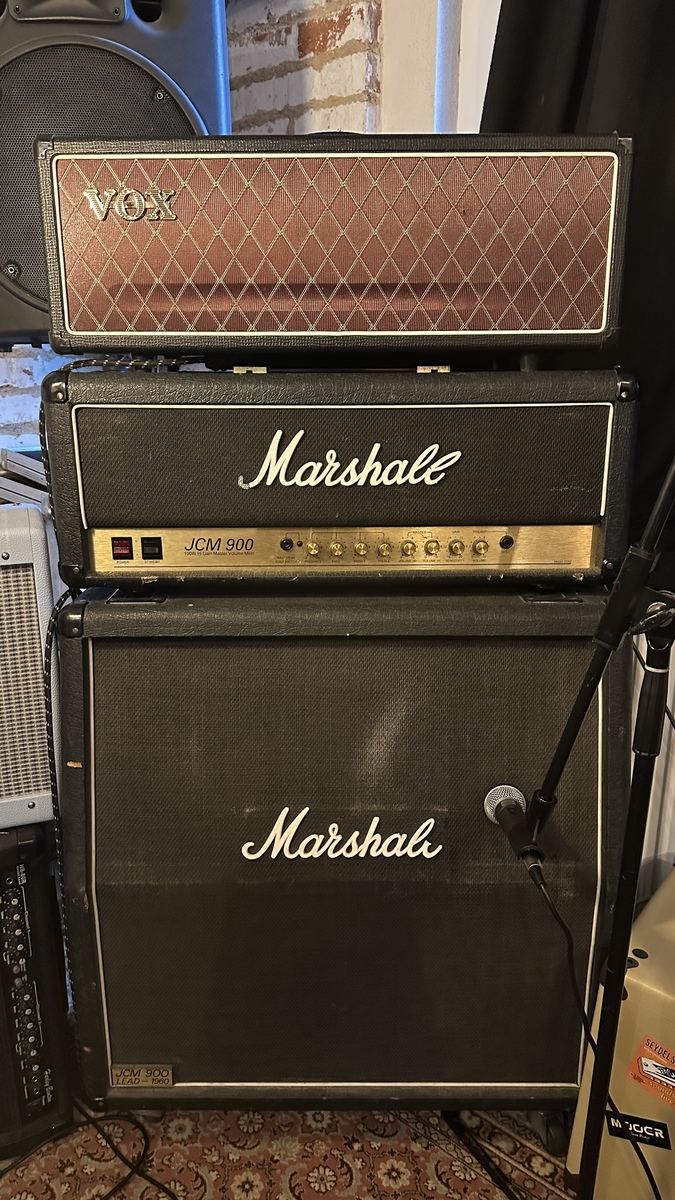 Marshall Live Rig by johhurt featuring Vox AC30CH 30W Head w/ Attenuator, Marshall JCM 900 Model 2100 100-Watt Hi Gain Master Volume MkIII Head, and Marshall JCM900A Lead 4x12" 300-Watt Angled Extension Cabinet and 1 more piece of gear