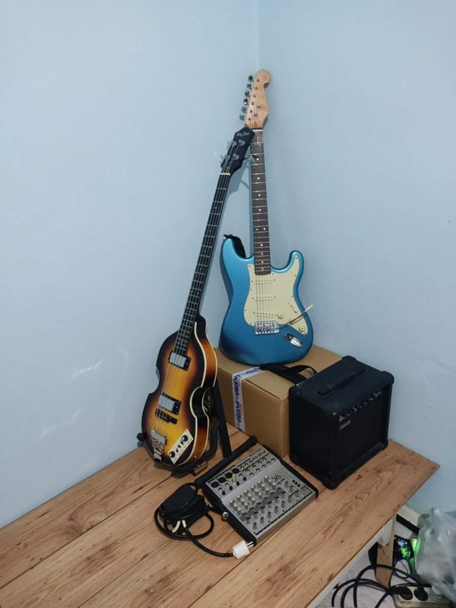 Amp Rig by eekturk featuring Harley Benton Beatbass Vintage Series, SX Guitars Stratocaster Vintage Series, and Yamaha GA-15