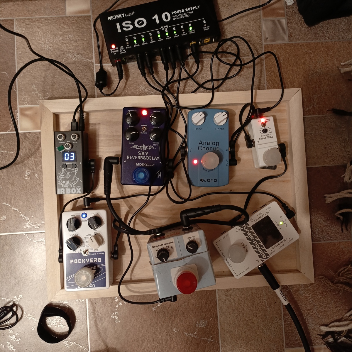 Pedalboard by glebdidntlaugh featuring Caline tuner power, Rowin LEF-319 Noise Gate, and Joyo Analog Chorus and 4 more pieces of gear