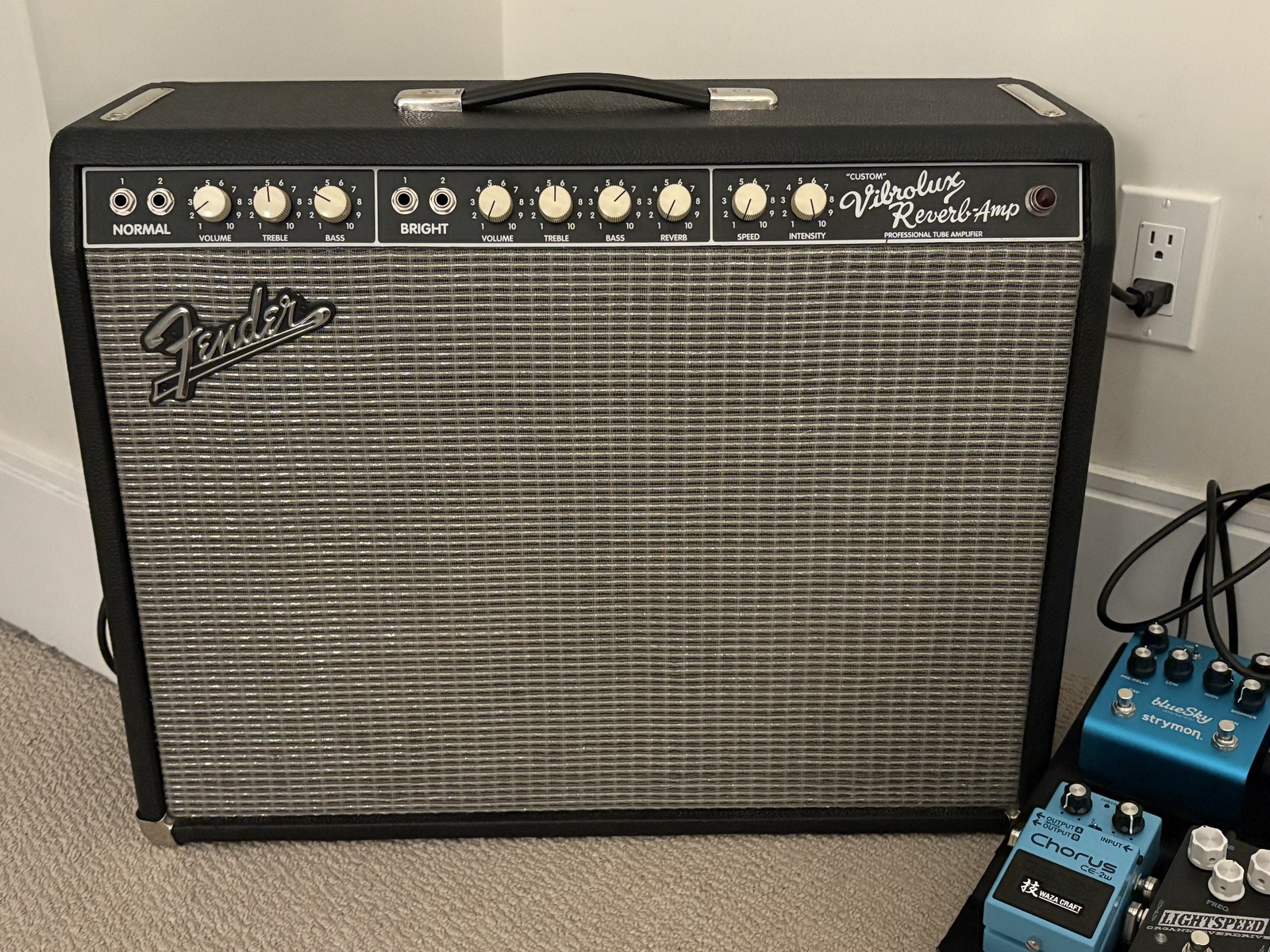 Blues Pedalboard by zacsmith featuring Fender Custom Vibrolux Reverb-Amp (1995-2013) and Fender Custom Vibrolux Reverb-Amp Combo