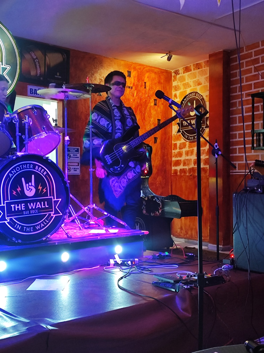 Music Gear Setup by alexander_nava featuring Squier Precision Bass