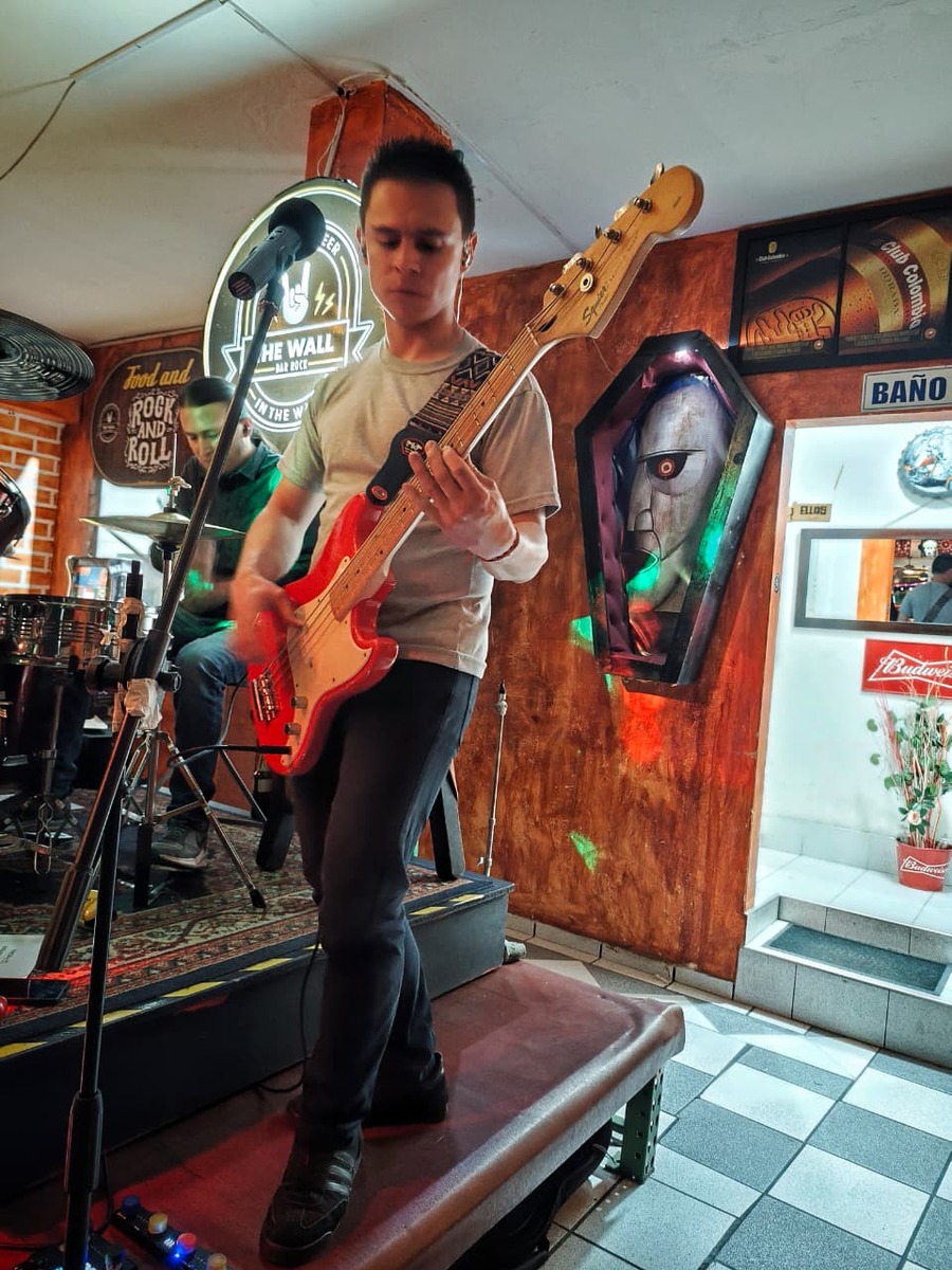 Music Gear Setup by alexander_nava featuring Squier Affinity Bronco Bass