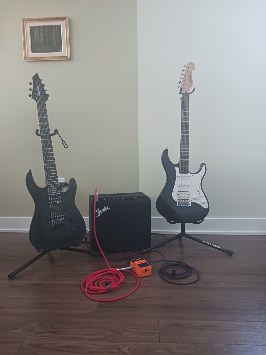 Pedalboard by blackshadow featuring Jackson Dinky Arch Top Js22-7 Dka Ht Electric Guitar, Yamaha EG112C, and Fender Mustang LT25 25W and 1 more piece of gear