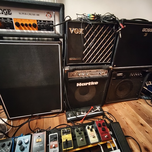Photo of Hartke A70 and more gear in a pedalboard, amplifier, and live