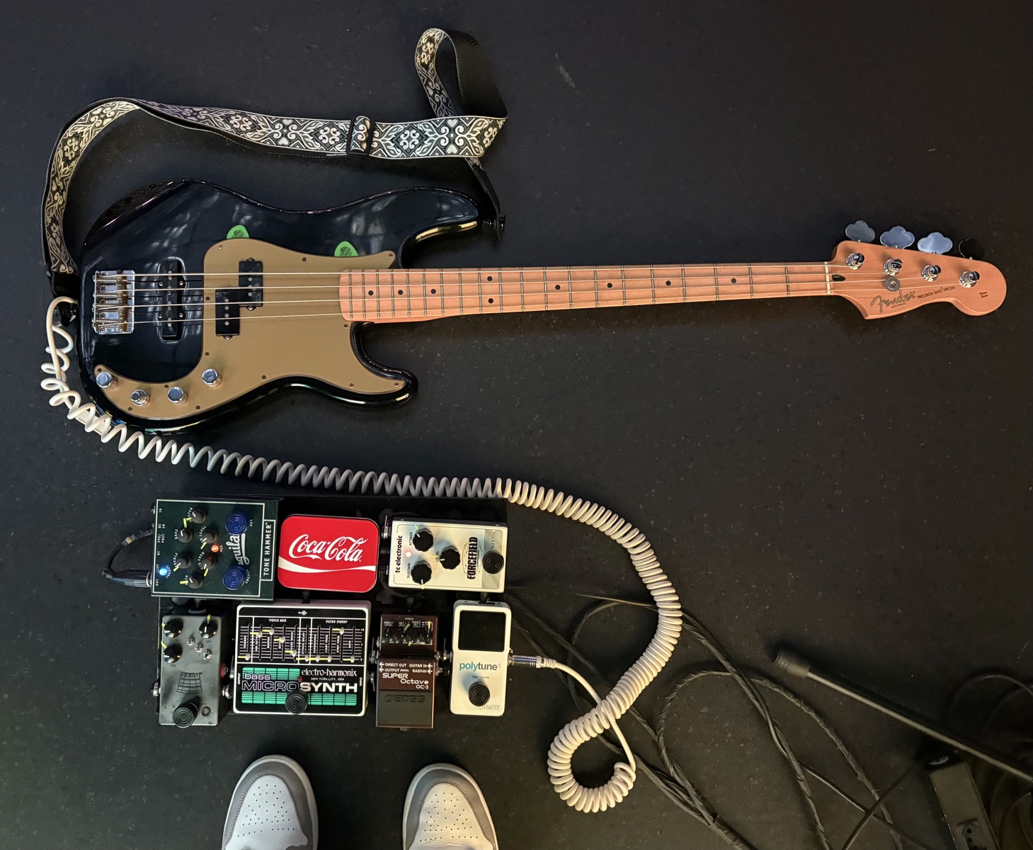 Pedalboard by thiagodix featuring Fender Mexican Deluxe Active Precision Bass Special, Vox VOXVCC90WH, and TC Electronic PolyTune 3 and 7 more pieces of gear