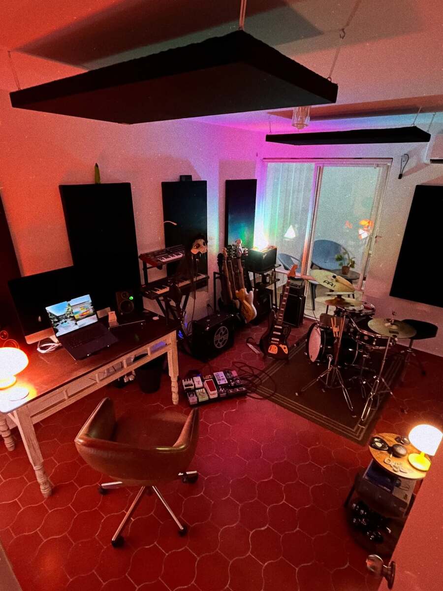 Electronic Studio Setup by alejandro_reyna featuring Dunlop CBJ95SW Cry Baby Junior Wah Pedal - Special Edition White, Donner Third Man Hardware Triple Threat, and Electro-Harmonix Nano Pulsar and 16 more pieces of gear