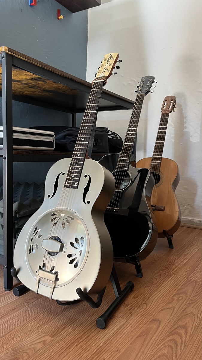 Music Gear Setup by alejandro_reyna featuring Gretsch Honey Dipper Round Neck, Fender CD-60SCE Dreadnought Acoustic-Electric, and 1977 Juan Alvarez Classical Guitar