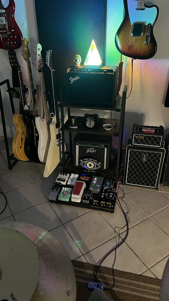 Peavey Pedalboard by alejandro_reyna featuring Vox Mini Superbeetle Bass and Peavey Rage 108