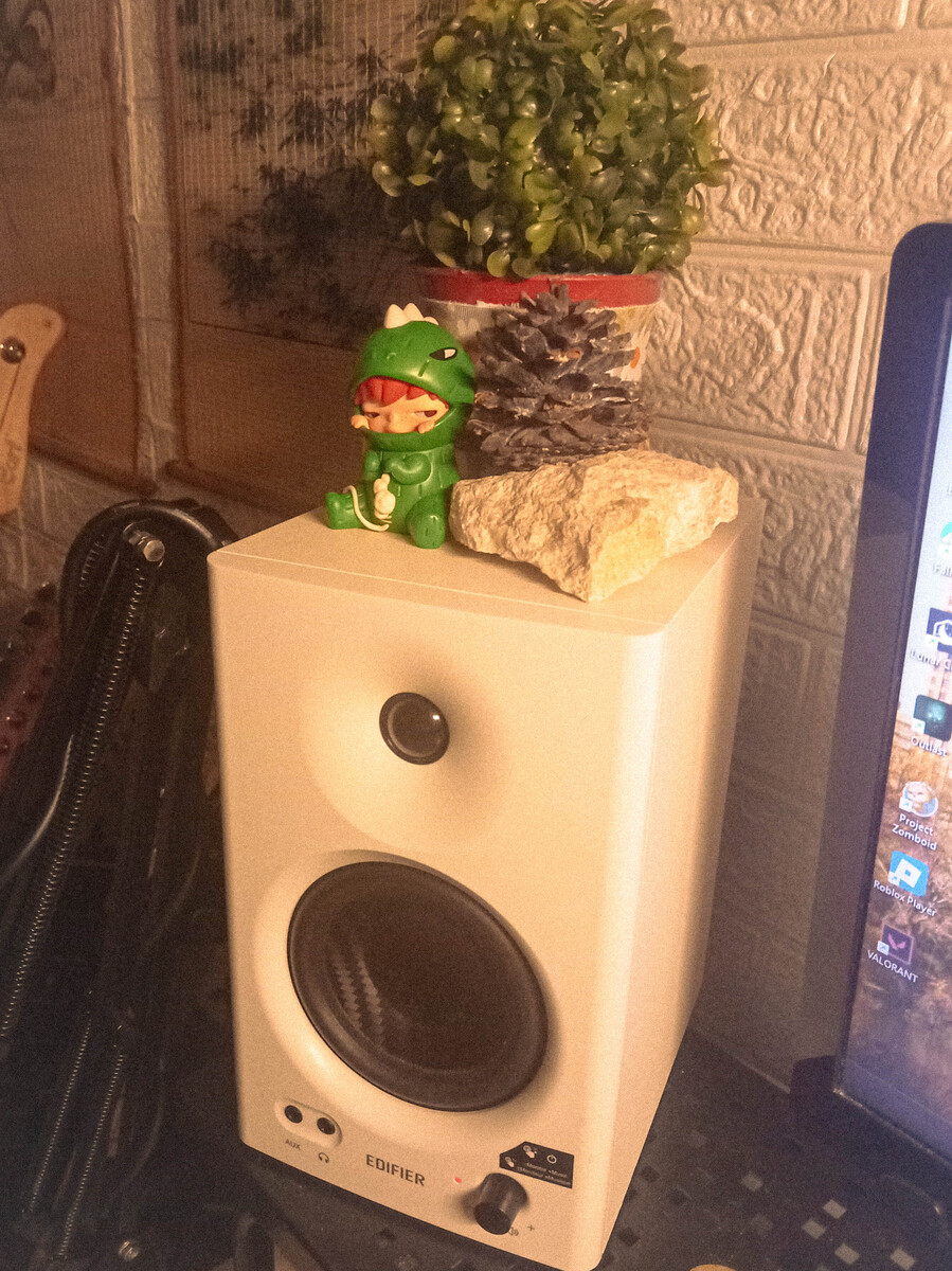 Studio Setup by arlaux featuring Edifier MR4
