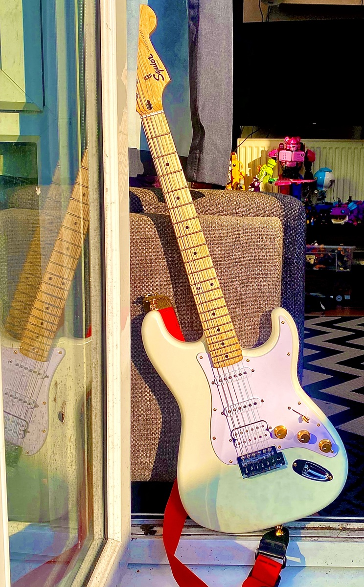 Music Gear Setup by tom_is_boring featuring Squier Sonic Stratocaster HSS Electric Guitar