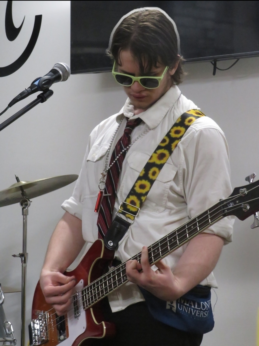 Music Gear Setup by zekeneely featuring Harley Benton RB-414