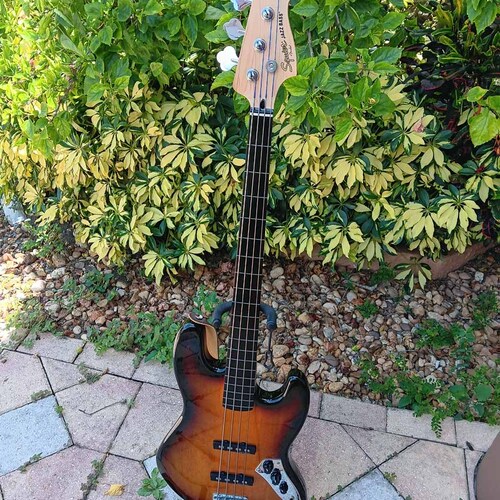 Squier Vintage Modified Jazz Bass Fretless - What To Know & Where