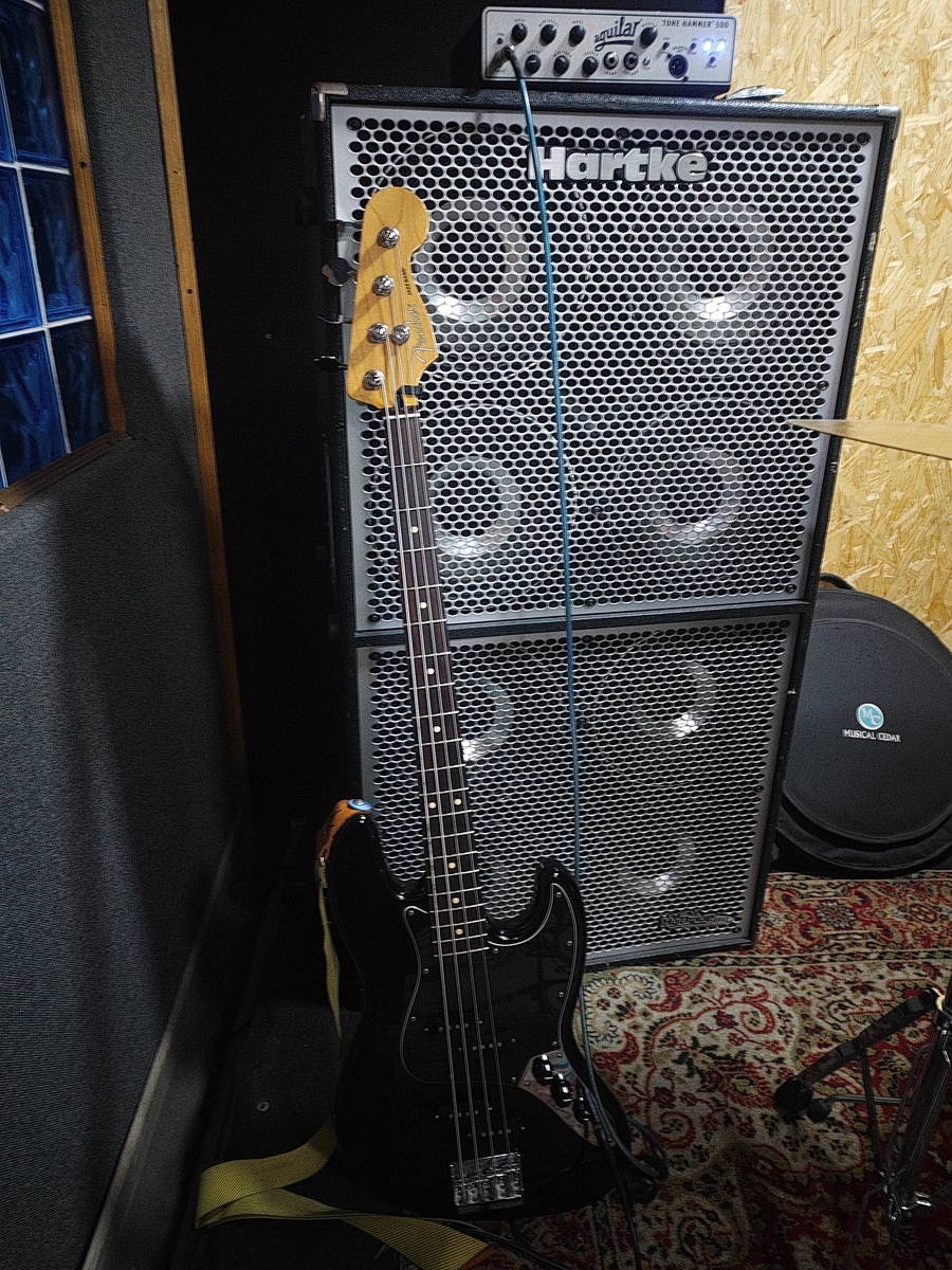 Jazz Bass Rig by alexander_nava featuring Fender Blacktop Jazz Bass and Aguilar Tone Hammer 500 Head