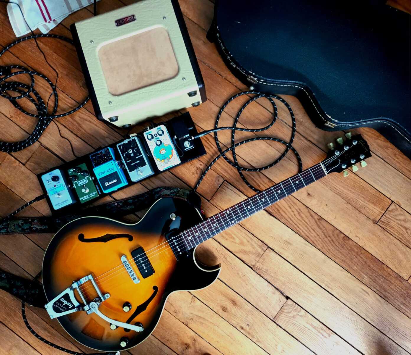 Metal Pedalboard by ludwik_jahn featuring Gibson ES-135 Electric Guitar, Fender Champion 600 Reissue (2006-2011), and Harley Benton SpaceShip 50C and 11 more pieces of gear