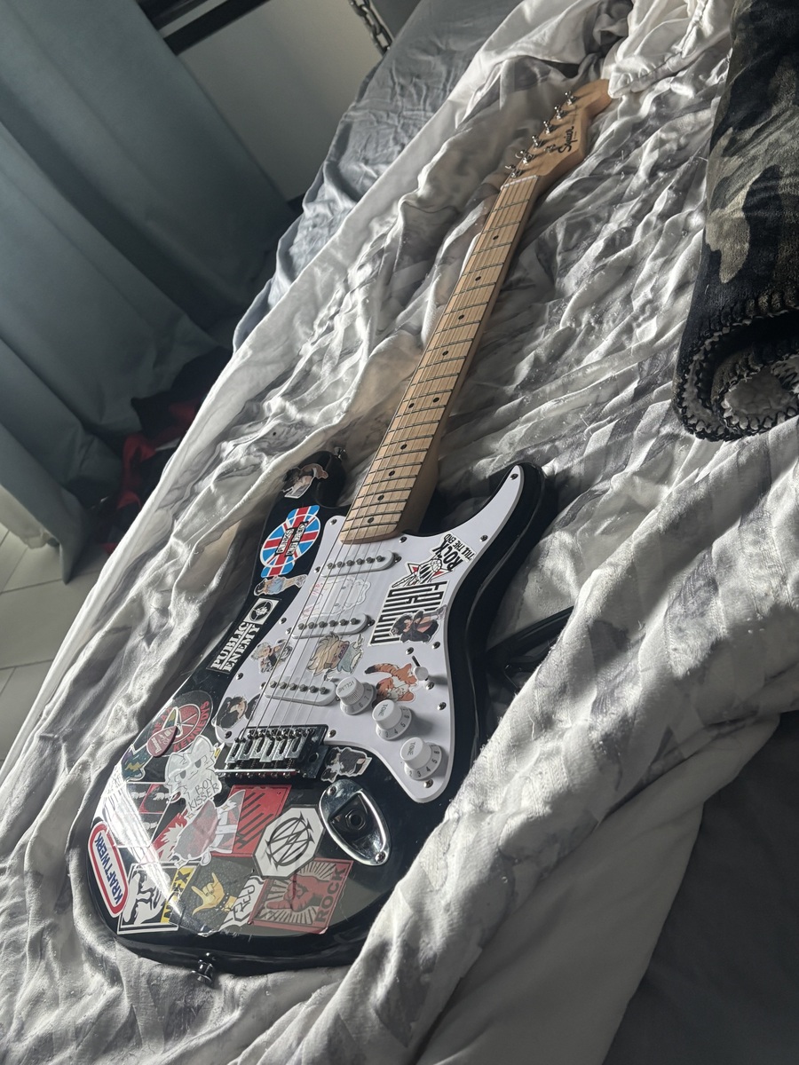 Music Gear Setup by haruhyeon featuring Squier Bullet Stratocaster SSS