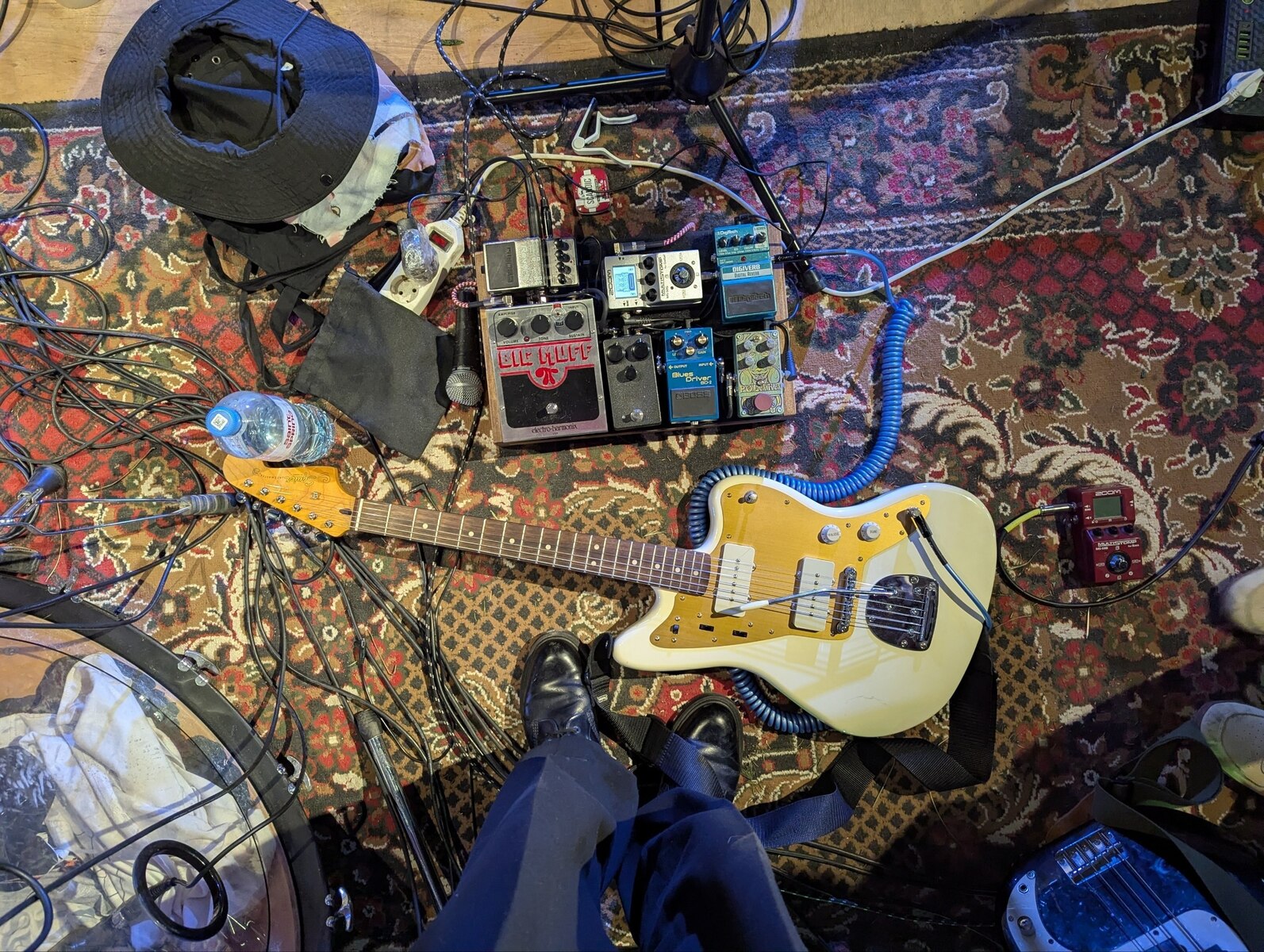 Pedalboard by moldavianemo featuring Squier J Mascis Jazzmaster, DigiTech Polara, and Electro-Harmonix Big Muff Pi and 4 more pieces of gear