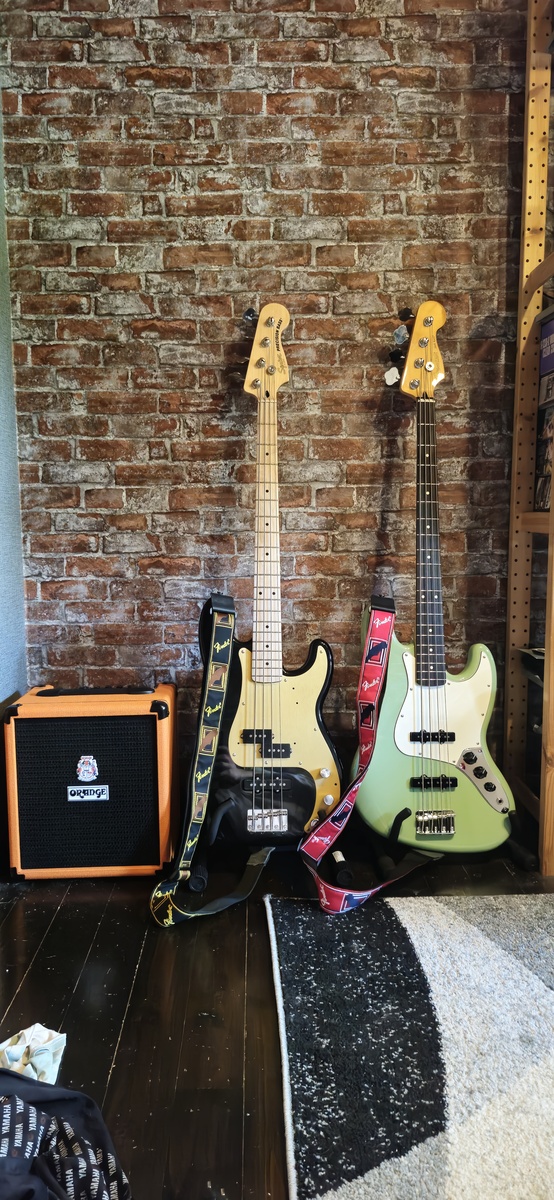 Amp Rig by vina featuring Fender Player II Jazz Bass, Squier Affinity Series Precision Bass with Maple Fingerboard, and Orange Crush Bass 25 1x8" 25-watt Bass Combo Amp