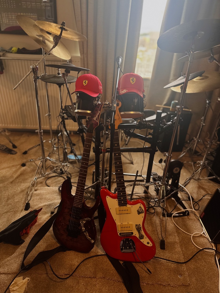 Music Gear Setup by the_penguinz featuring Fender Player II Jazzmaster, Ibanez RG470PB, and Yamaha DTX900 Electric Drum Kit