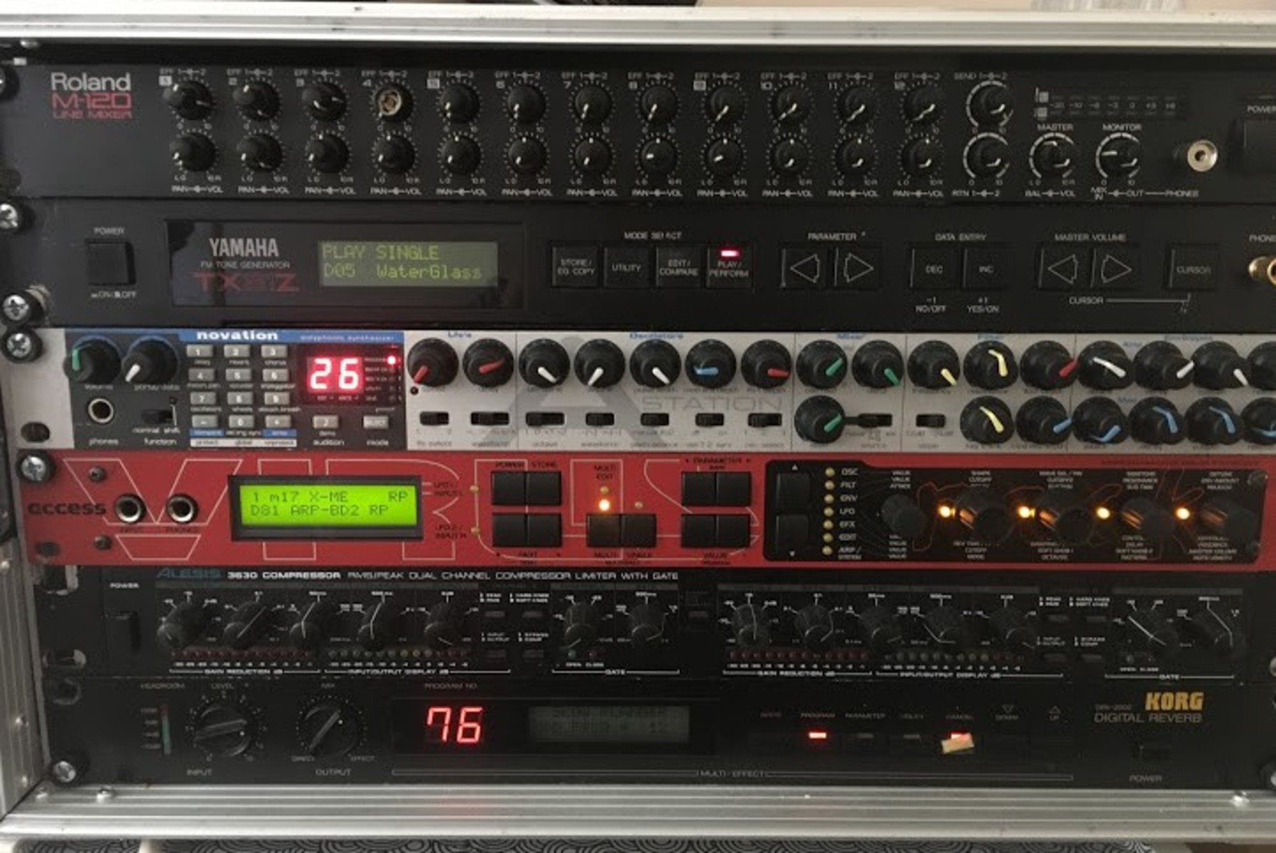 470's music gear photo