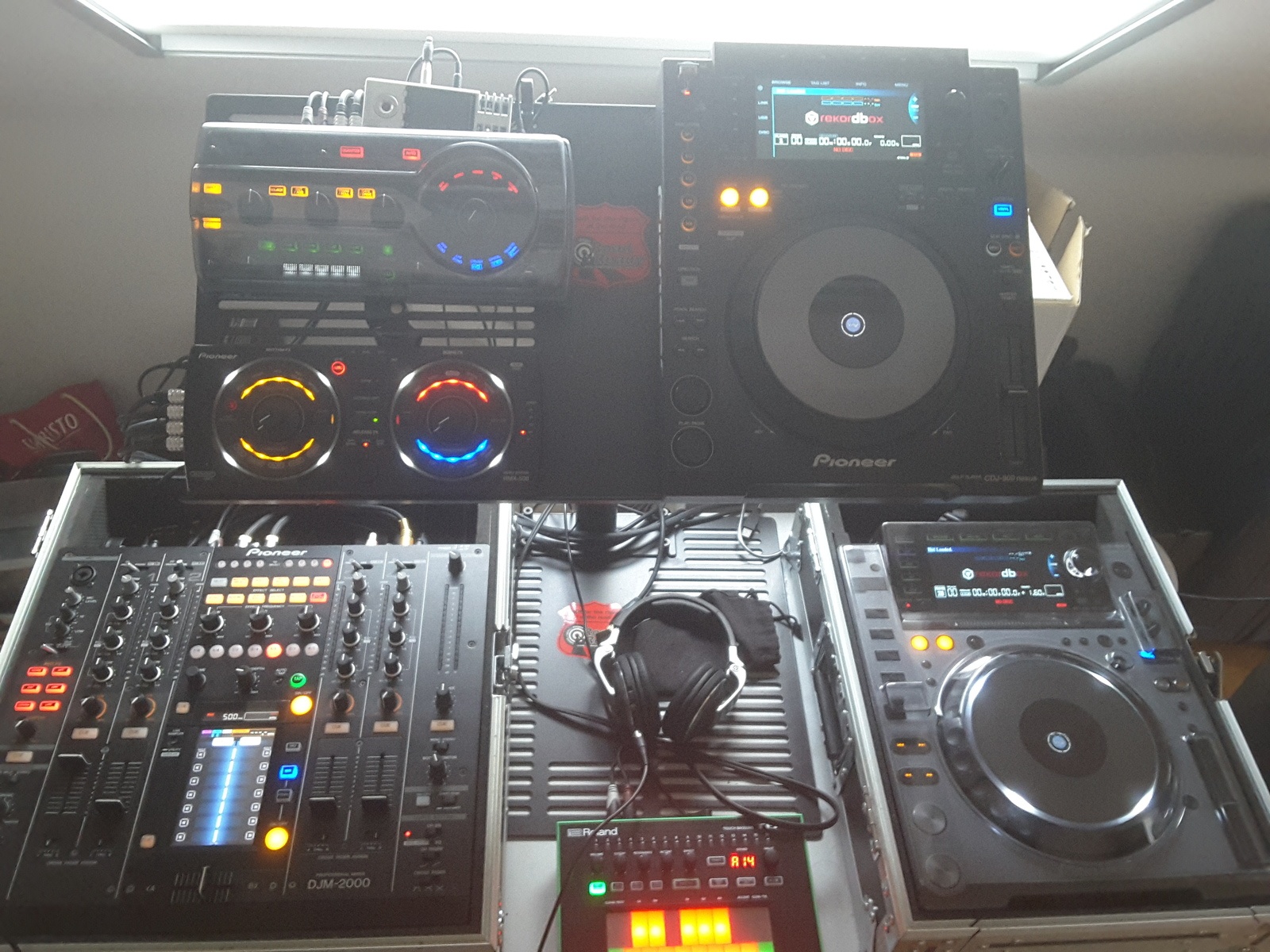 Electronic DJ Setup by link2u featuring Pioneer DJ RMX-1000 Remix Station, Roland AIRA TB-3, and Pioneer HDJ-2000 Headphones and 1 more piece of gear