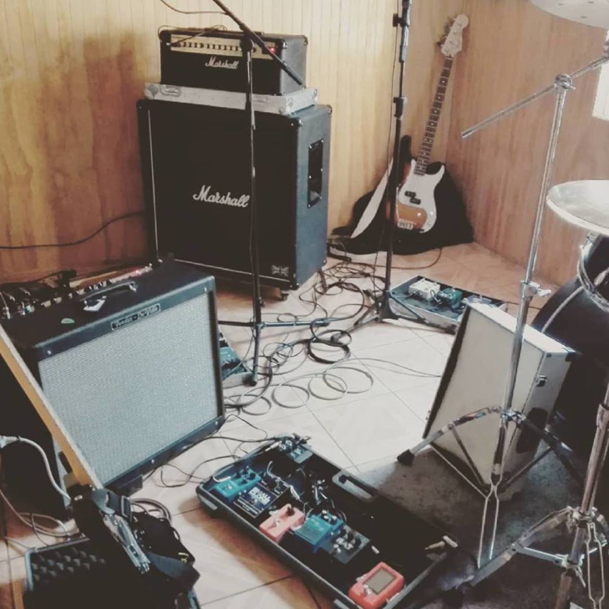 Metal Amp Rig by cristian_castillo featuring Marshall 1960B 4x12'' Cabinet, Pro Co RAT 2, and Electro-Harmonix EH-4600 Small Clone and 1 more piece of gear
