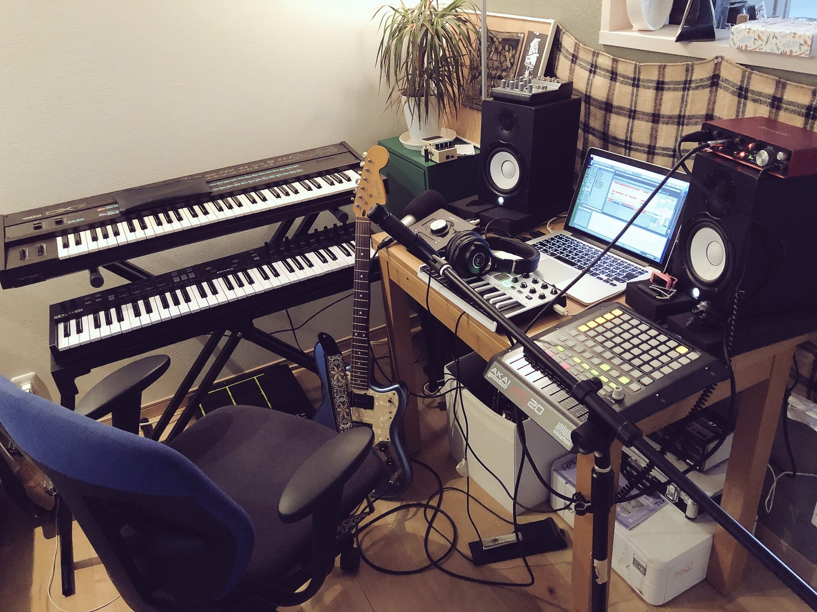 Music Gear Setup by tasru featuring Fender Marauder, Yamaha HS5, and Akai Professional APC20 Ableton Live Performance Controller and 3 more pieces of gear