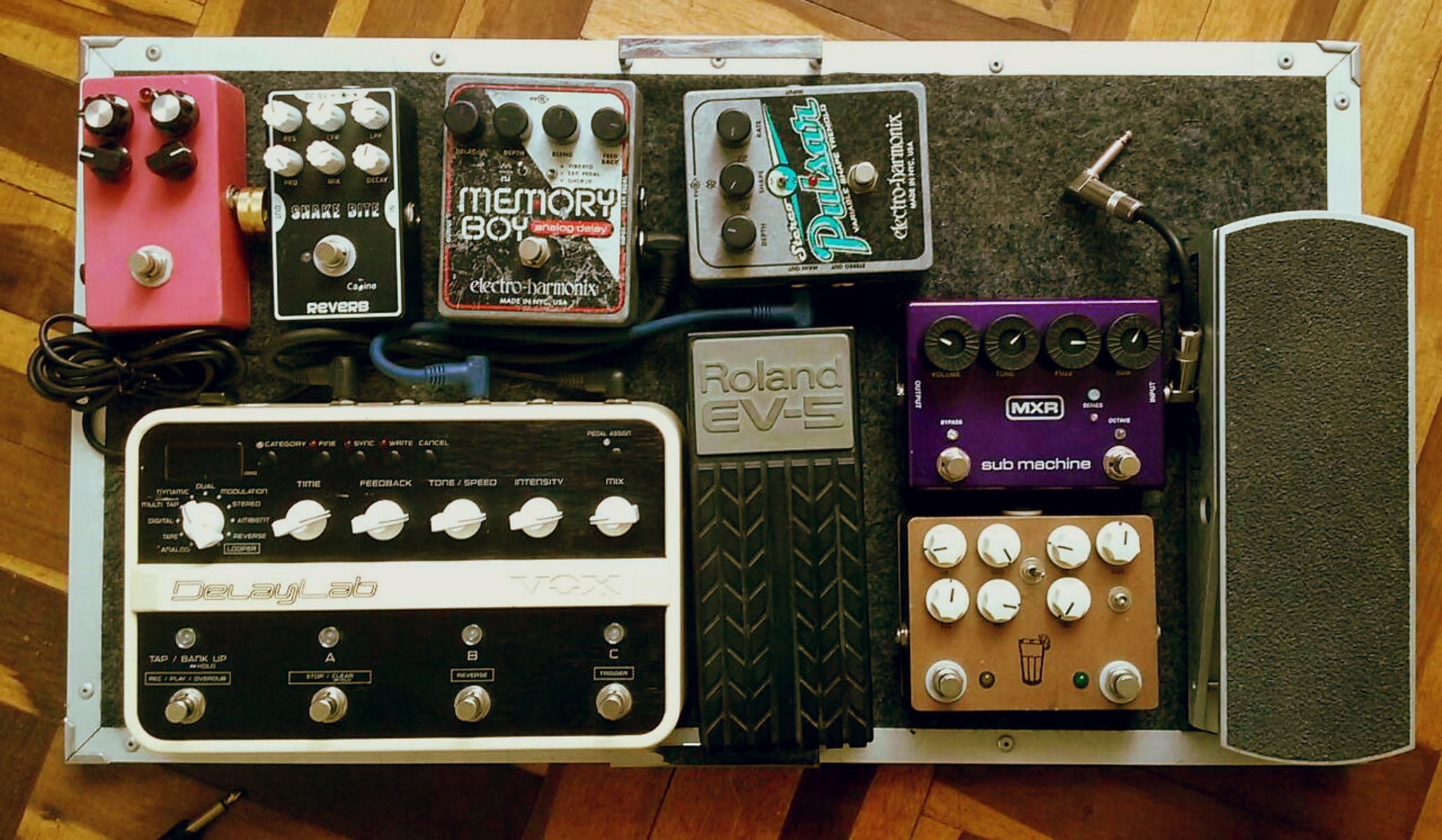 Music Gear Setup by nonnloop featuring MXR Sub Machine Octave Fuzz, JHS Sweet Tea, and Vox DelayLab and 5 more pieces of gear