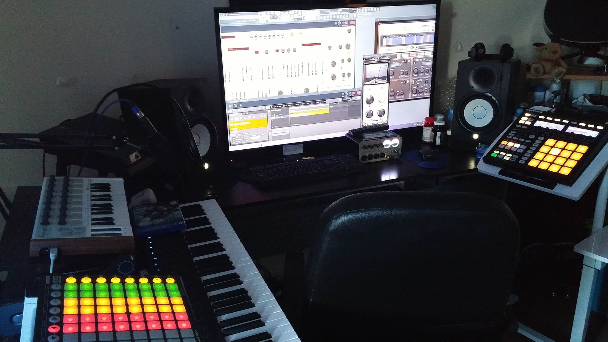 Electronic Studio Setup by carbinax featuring Native Instruments Maschine MKII, Arturia MiniLab, and Novation Launchpad Pro and 2 more pieces of gear