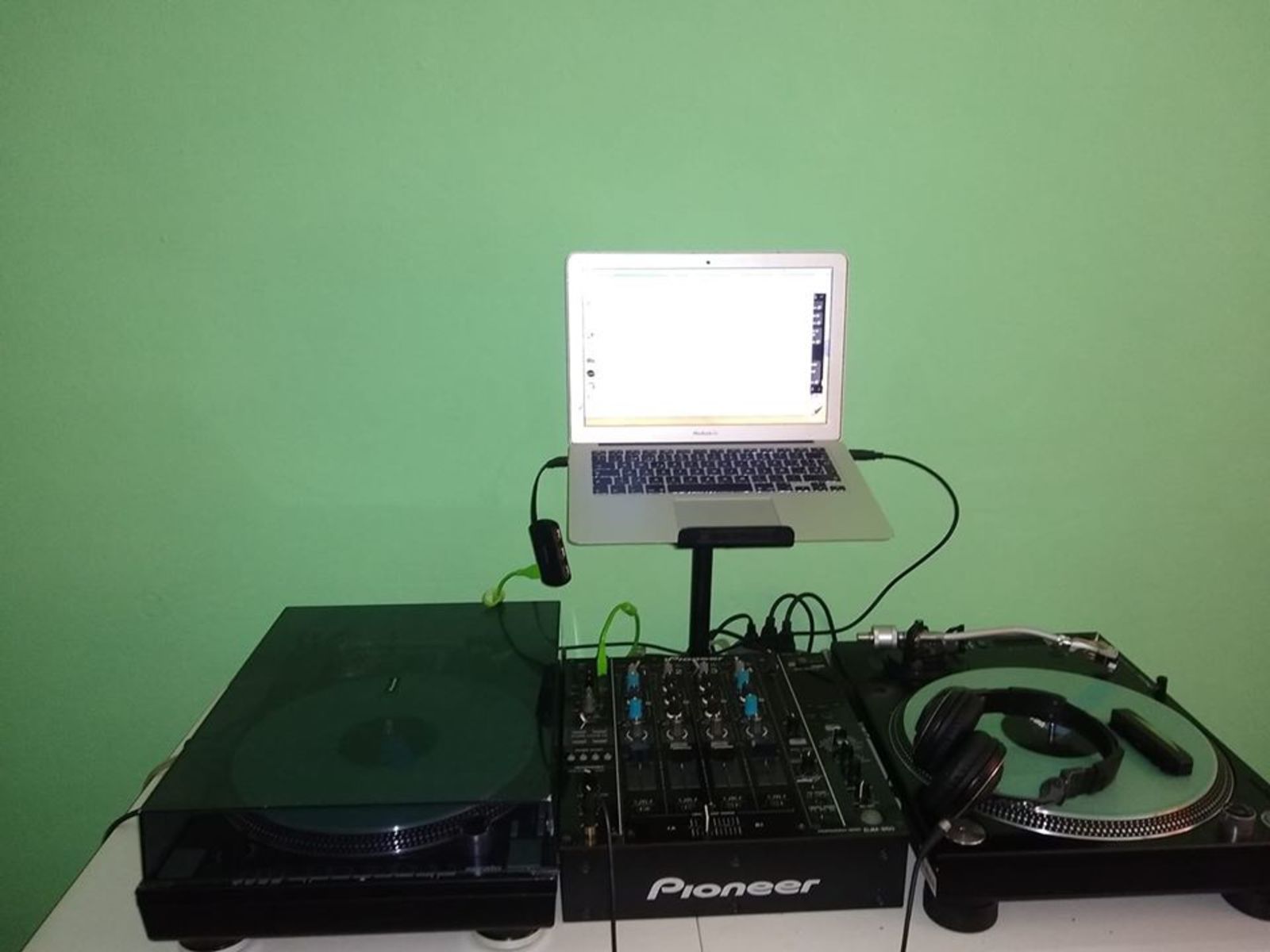 Hip Hop Music Gear Setup by tonyfractal featuring Pioneer DJM-850 Mixer and Reloop RP-8000