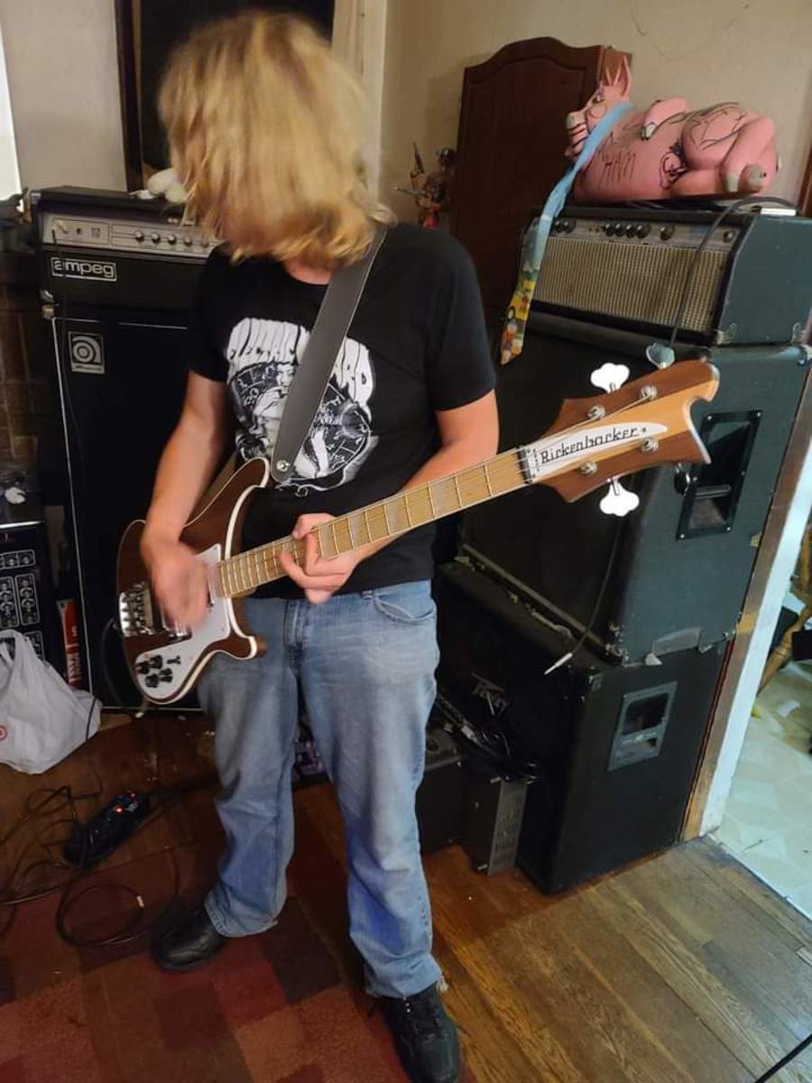 Metal Bass Rig by voidfucker featuring Vintage Ampeg V4 Amplifier Head, Rickenbacker 4003W, and Ampeg SVT-810E 8x10 Bass Cabinet