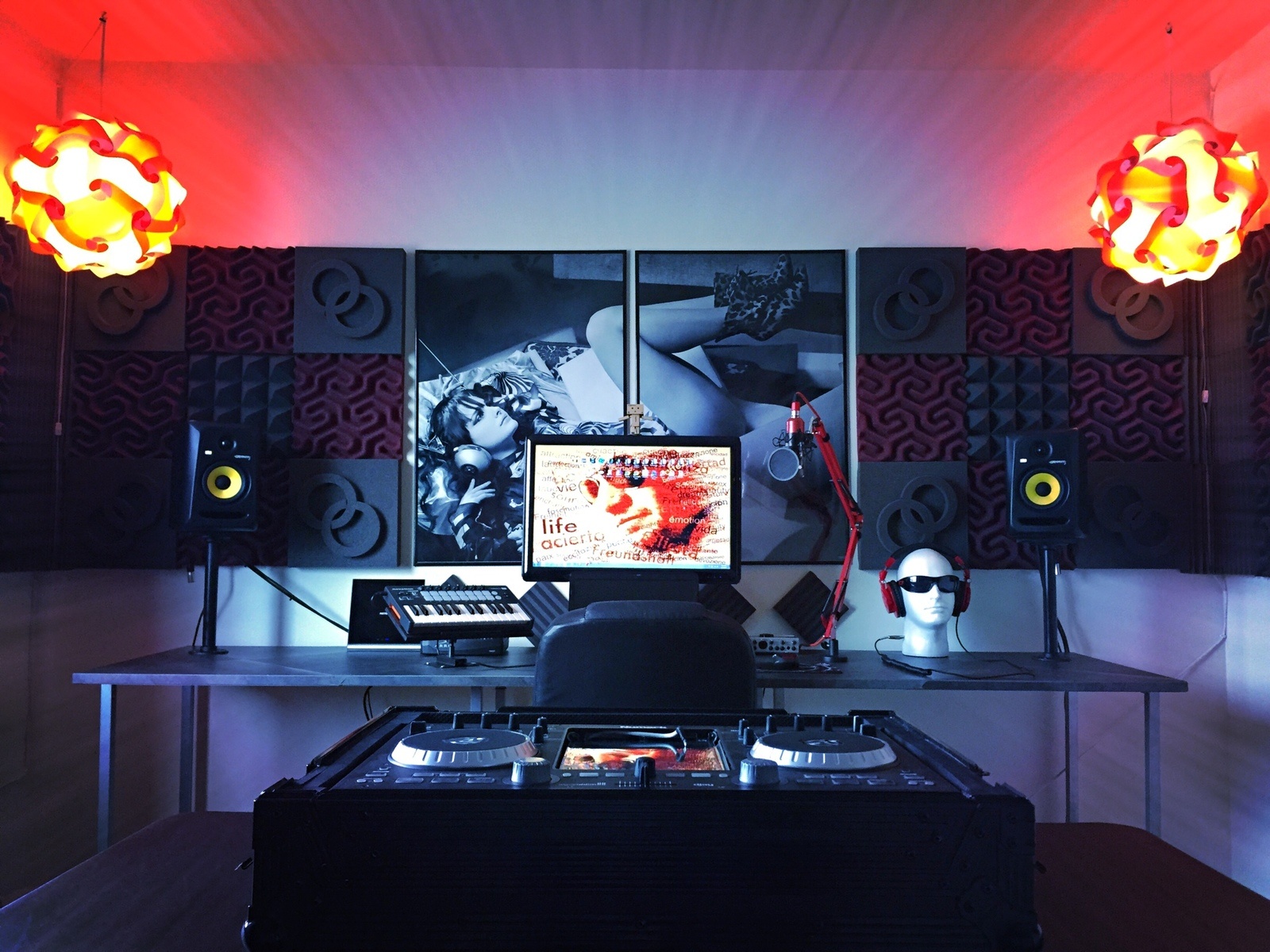 Electronic DJ Setup by vlcty featuring KRK ROKIT 5 G3 Studio Monitor and Novation Launchkey 25