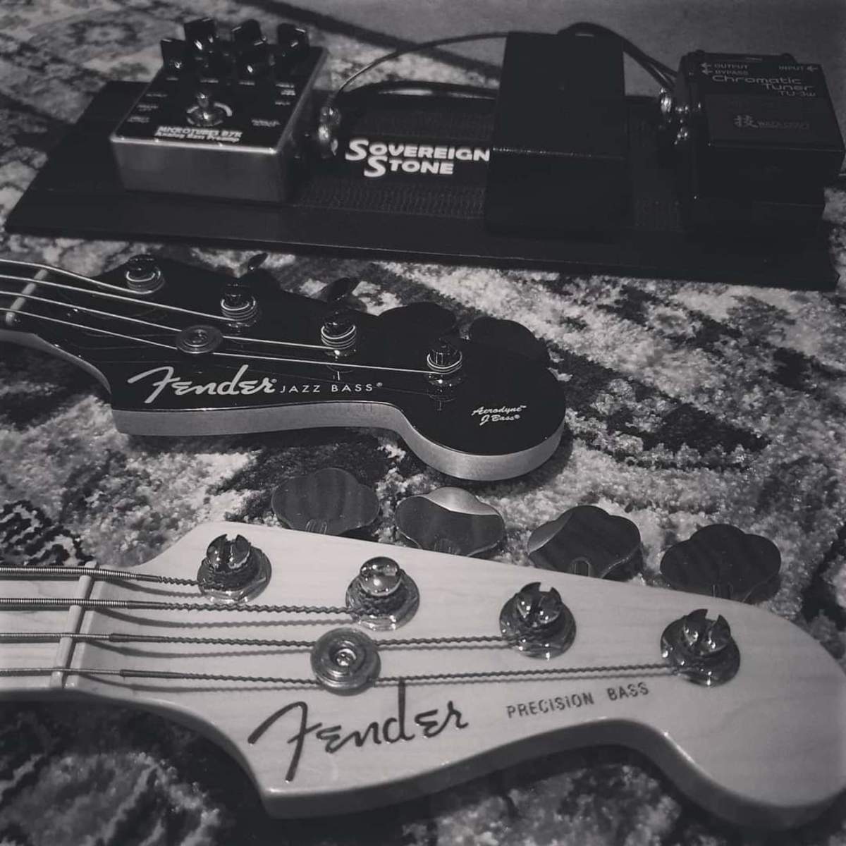 Metal Bass Rig by aero_naut featuring Fender Aerodyne Jazz Bass, Darkglass Electronics Microtubes B7K Analog Bass PreAmp, and Fender American Deluxe Precision Bass and 1 more piece of gear