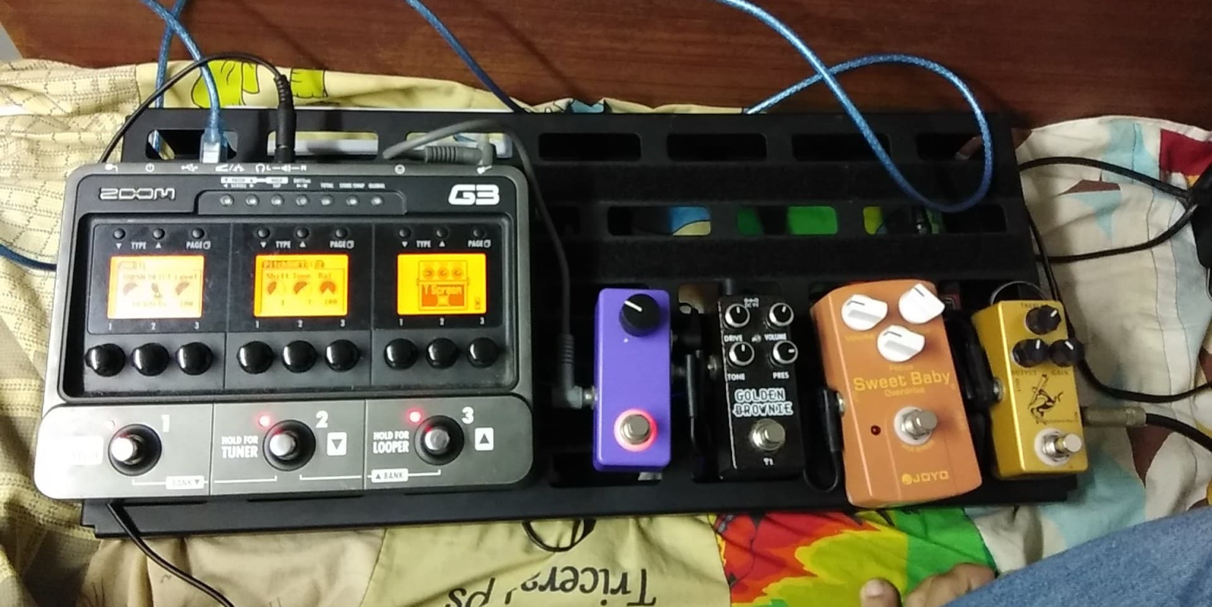 Blues Music Gear Setup by arthit_photong featuring Zoom G3, Joyo JF-36 Sweet Baby, and XVive T1 Golden Brownie and 1 more piece of gear