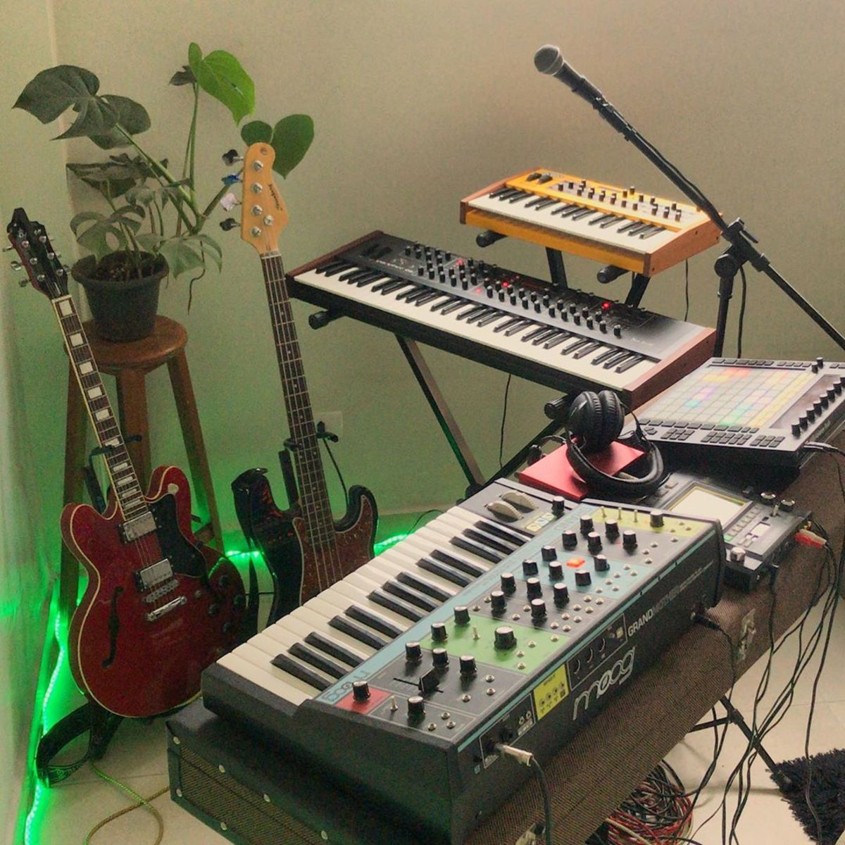 Electronic Synth Setup by anaritzz featuring Shure SM58, Dave Smith Instruments Prophet '08 Synthesizer, and Ableton Push and 4 more pieces of gear