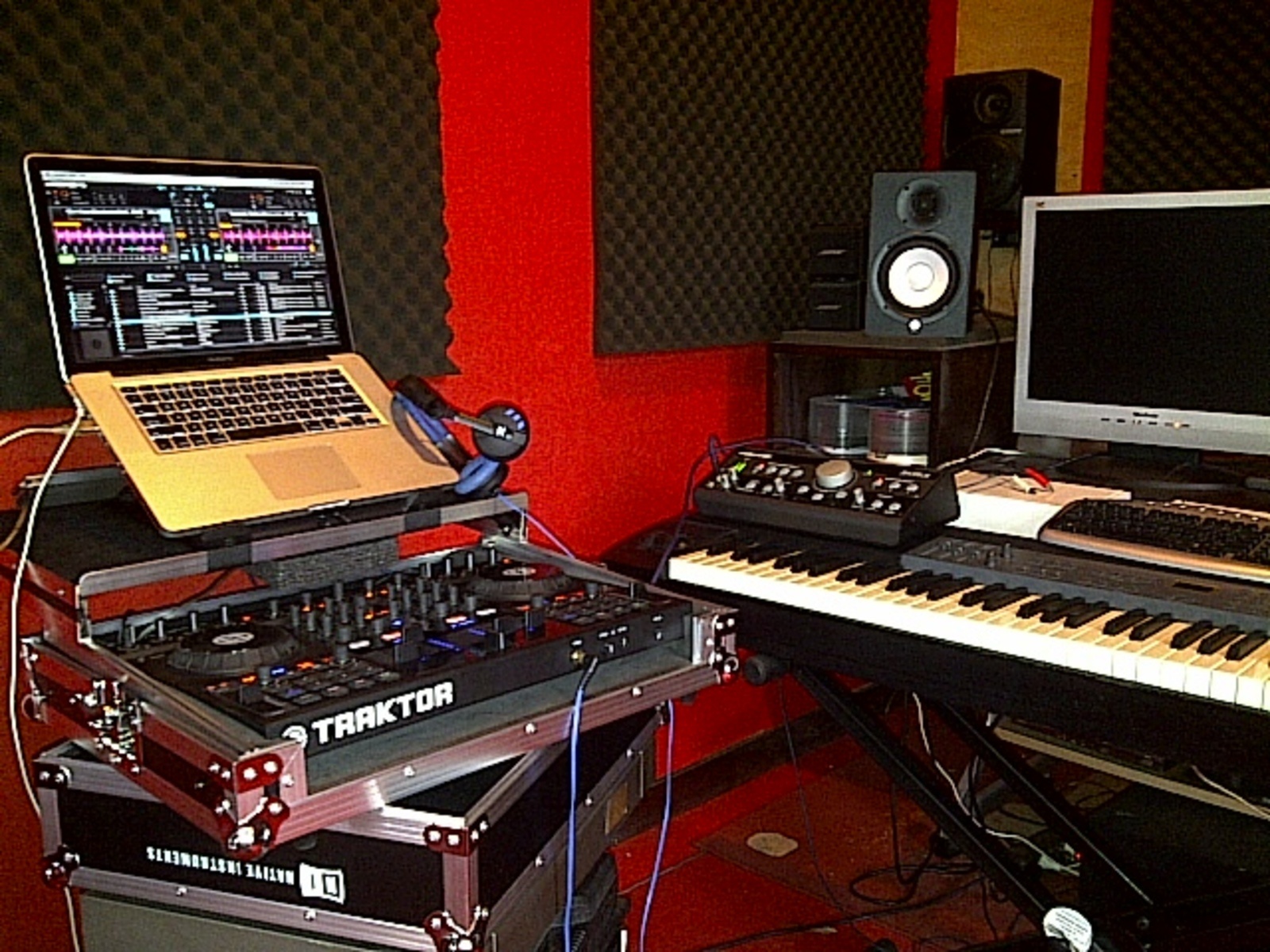 Electronic DJ Setup by luckywidja featuring Mackie Big Knob Studio Command System