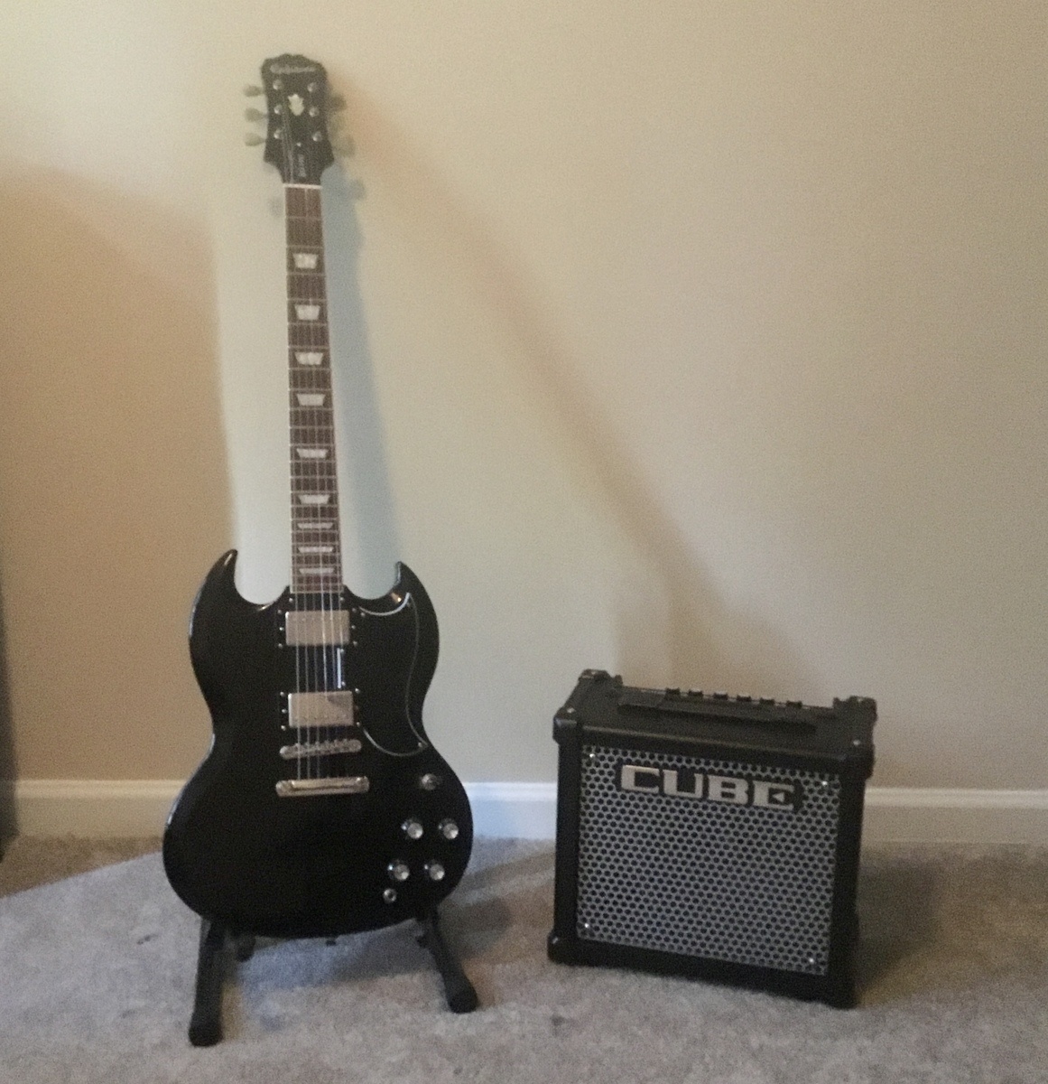 Roland Music Gear Setup by 22bti featuring Roland CUBE-10GX 10W 1x8 Guitar Combo Amp and Epiphone SG G-400 PRO