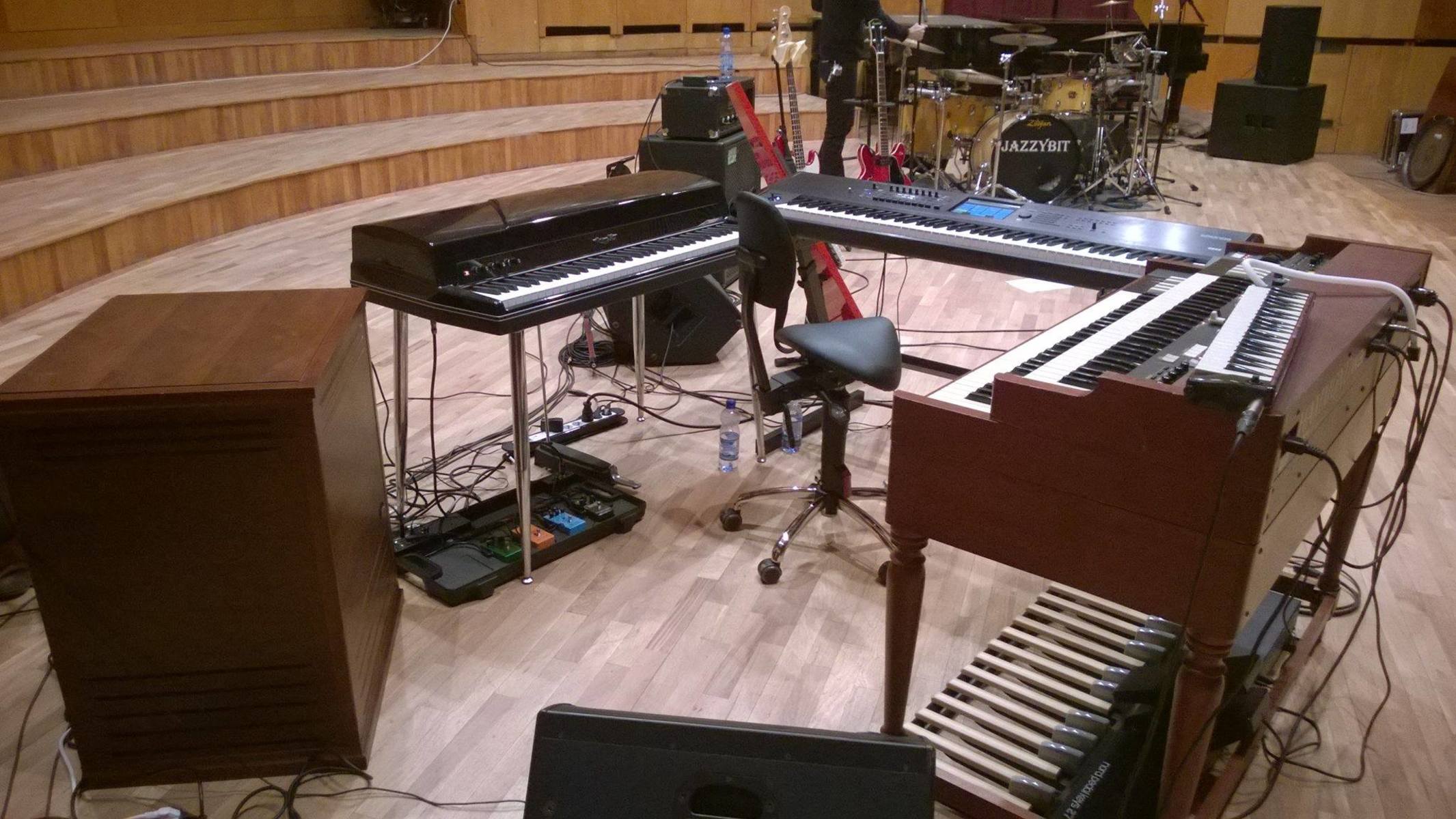 Jazz Music Gear Setup by teodor_pop featuring Leslie Model 3300 300-watt Combo Black, Vintage Vibe Deluxe Electric Piano, and Hammond XK-3c Pro System and 2 more pieces of gear