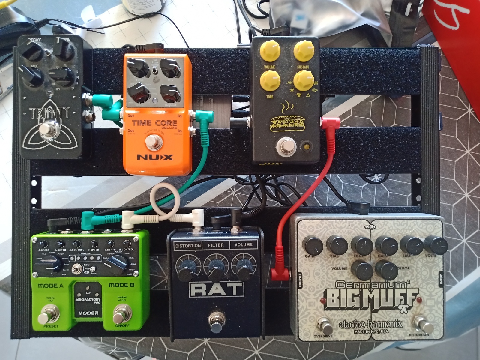 Music Gear Setup by gabriel_binche featuring Pro Co RAT 2, Electro-Harmonix Germanium 4 Big Muff Pi, and TC Electronic Trinity and 3 more pieces of gear