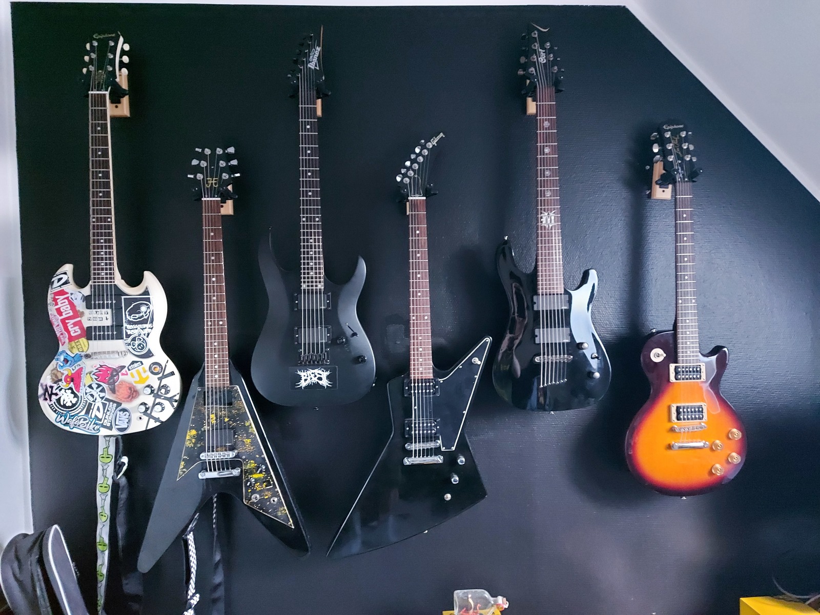 Epiphone Music Gear Setup by jakob_h_jensen featuring Epiphone Les Paul 100, Cort EVL K47B, and Ibanez Gio GRG120BDX and 2 more pieces of gear