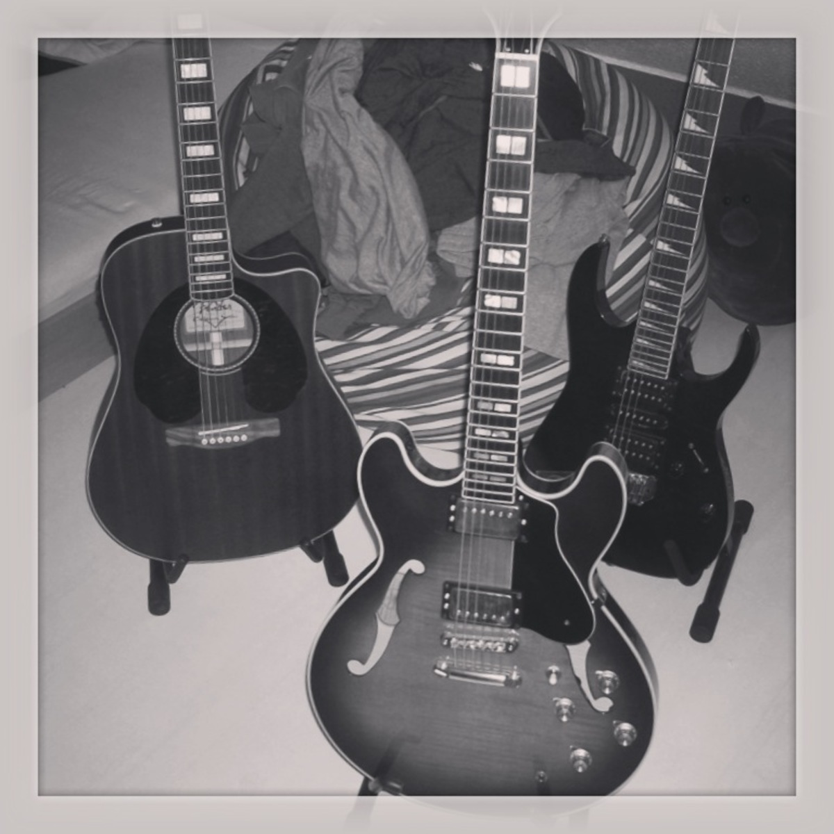 Music Gear Setup by jonas_n featuring Yamaha SA2200BS, Fender Jimmy Dale Kingman SCE, and Ibanez GIO GRG170GX