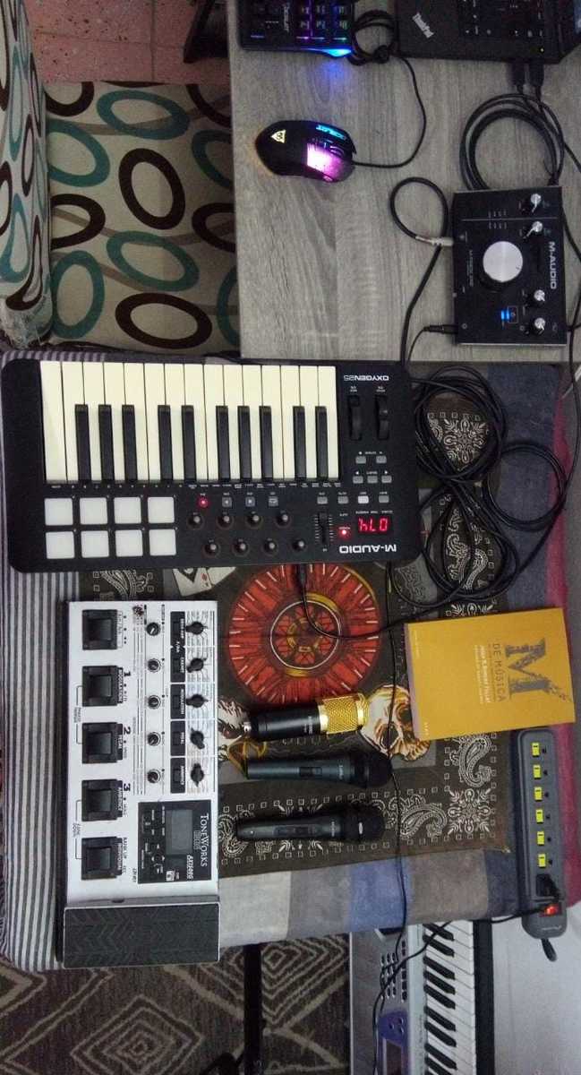 M-Audio Pedalboard by gibran_manzano featuring M-Audio Oxygen 25 Mk4 MIDI Keyboard Controller, Korg ToneWorks AX1500G, and Neewer NW-800 and 1 more piece of gear