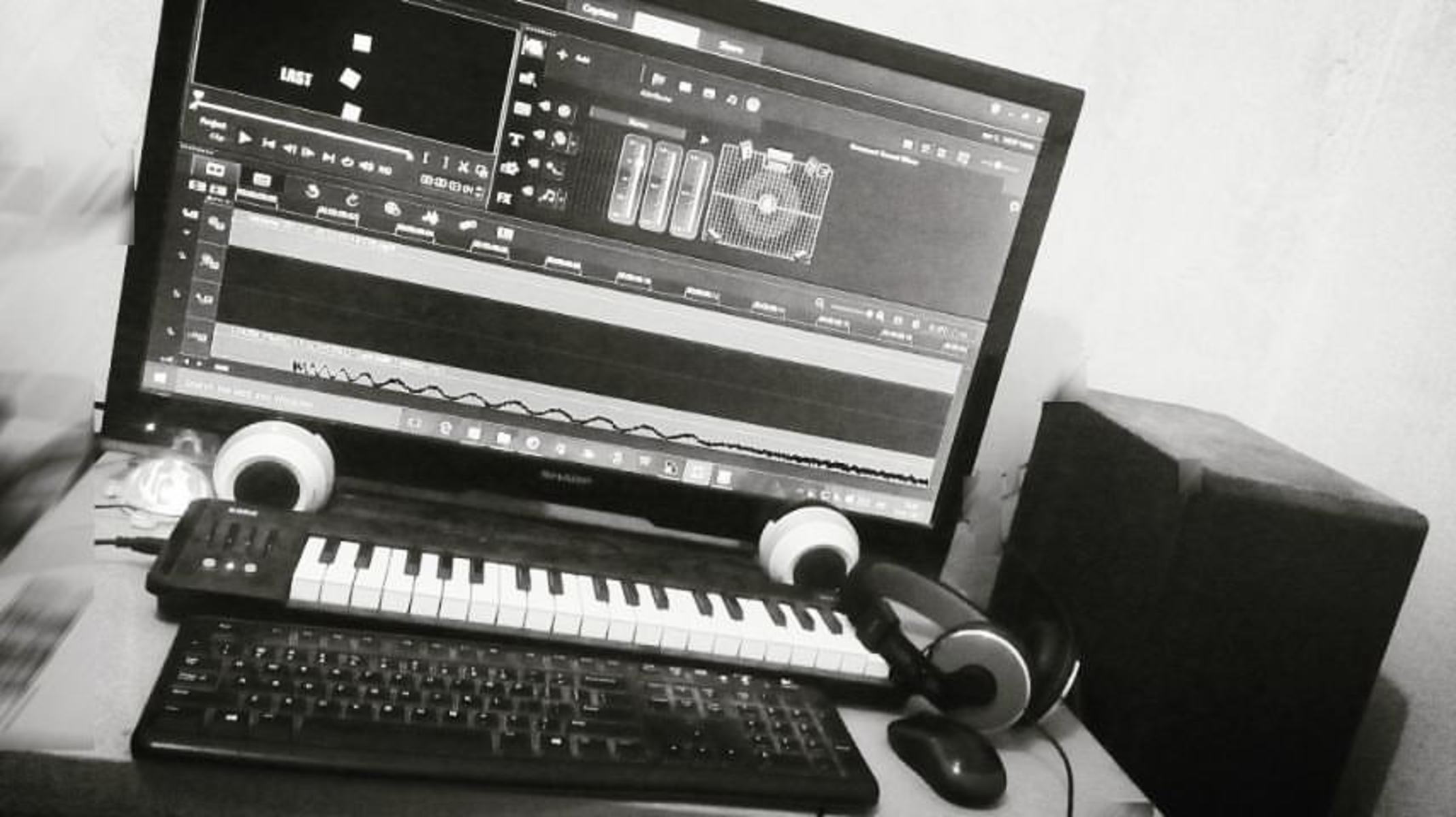House Music Gear Setup by ifad_world featuring Korg microKEY-37 37-key Keyboard Controller, Custom Build Desktop PC, and Logitech K200 and 5 more pieces of gear