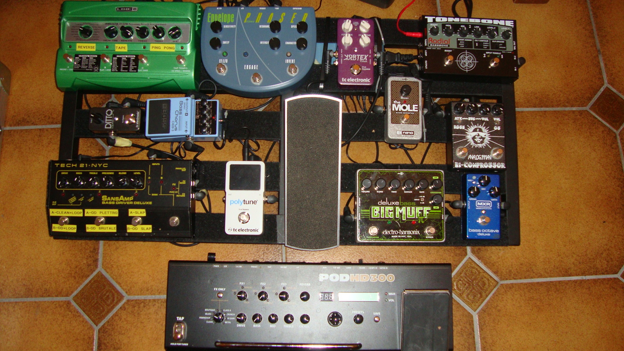 Pedalboard by lorisceccato featuring Line 6 DL4 Delay Modeler, Analog Man Bi-Comprossor, and TC Electronic Vortex Flanger and 2 more pieces of gear